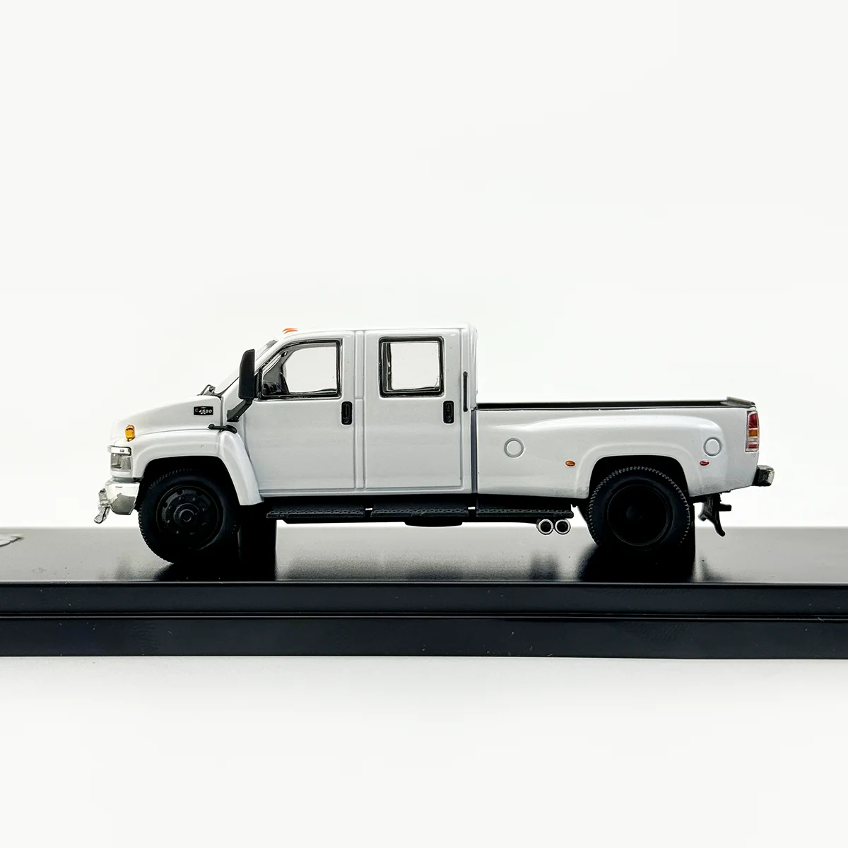 GOC 1:64 Chevrolet Kodiak Diecast Truck Model 4 GOC 1:64 Chevrolet Kodiak Diecast Truck Model - Image 4