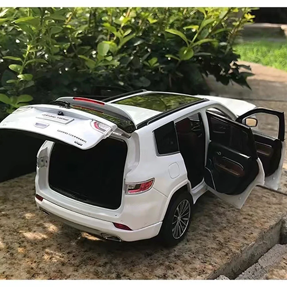 1:18 Scale Jeep Commander Alloy Model Car 4 1:18 Scale Jeep Commander Alloy Model Car - Image 4