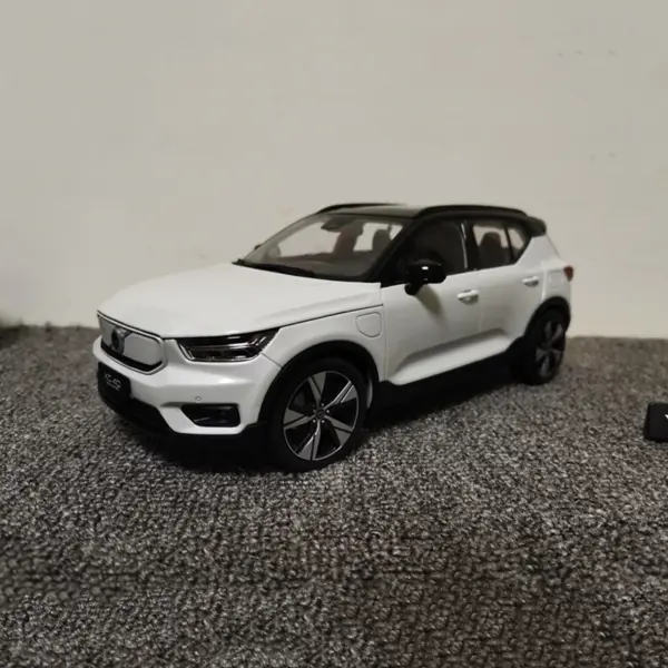 1:18 Scale 2022 XC40 Diecast Car Model - Image 2