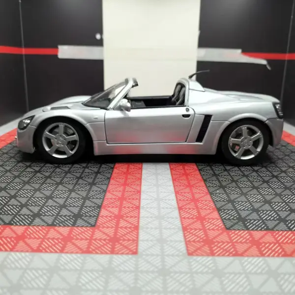 1:18 Scale Defective Opel Speedster Model Car - Image 4
