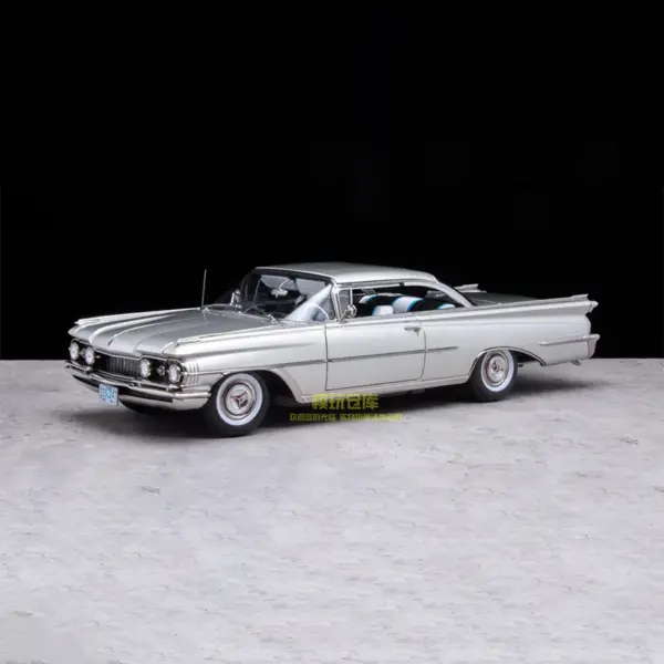 Diecast 1:18 Oldsmobile 98 Sedan Model - Image 7