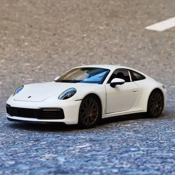 1:24 Porsche 911 Carrera 4S Diecast Model - Image 8