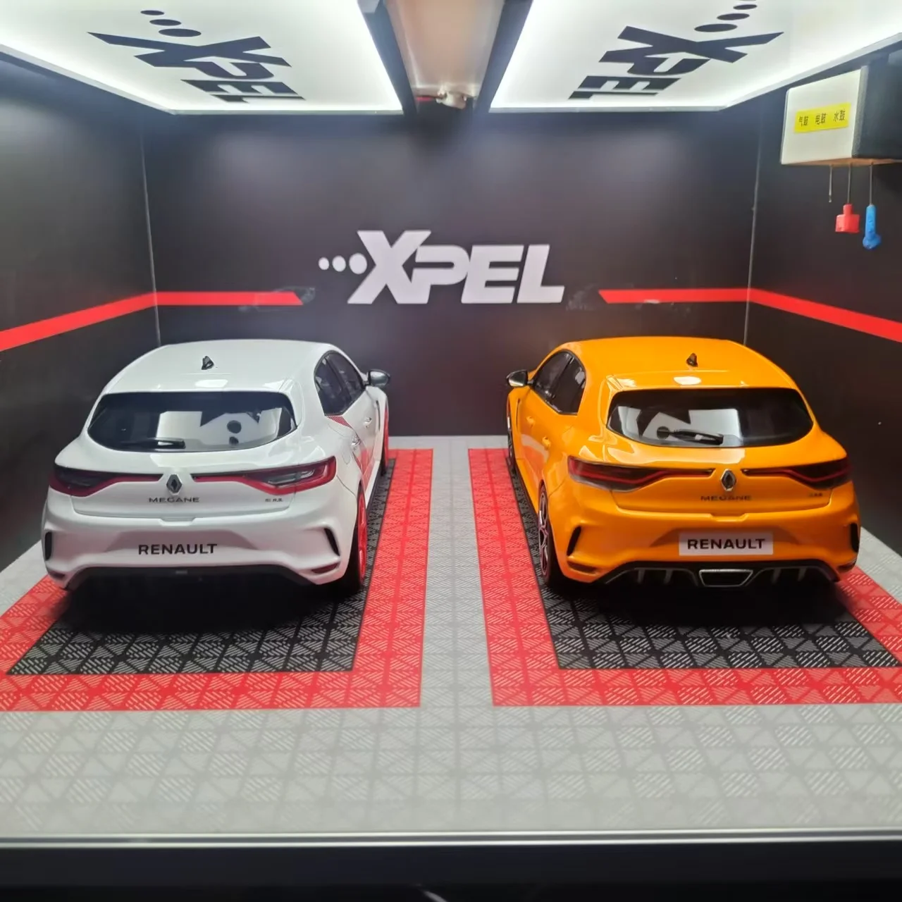 1:18 Scale Renault Megane R.S Trophy-R Model 3 1:18 Scale Renault Megane R.S Trophy-R Model - Image 3