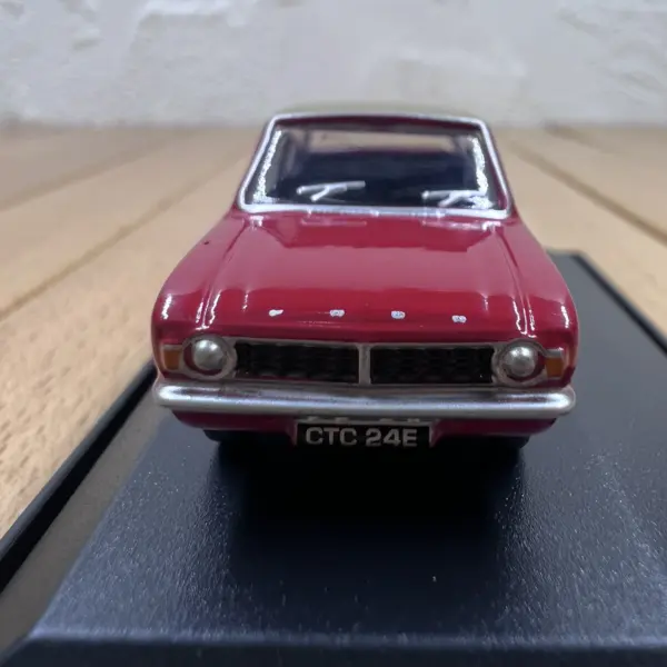 Diecast Alloy 1:76 Cortina Vintage Car Model - Image 4