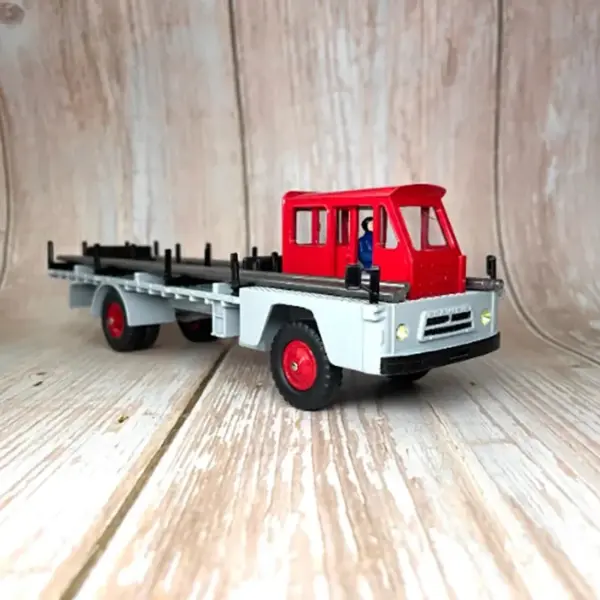 1:43 Scale Dinky Saviem Alloy Transporter Model - Image 3