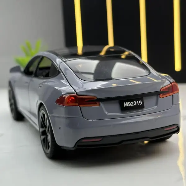 1:24 Tesla Model S Diecast Car Model - Image 3