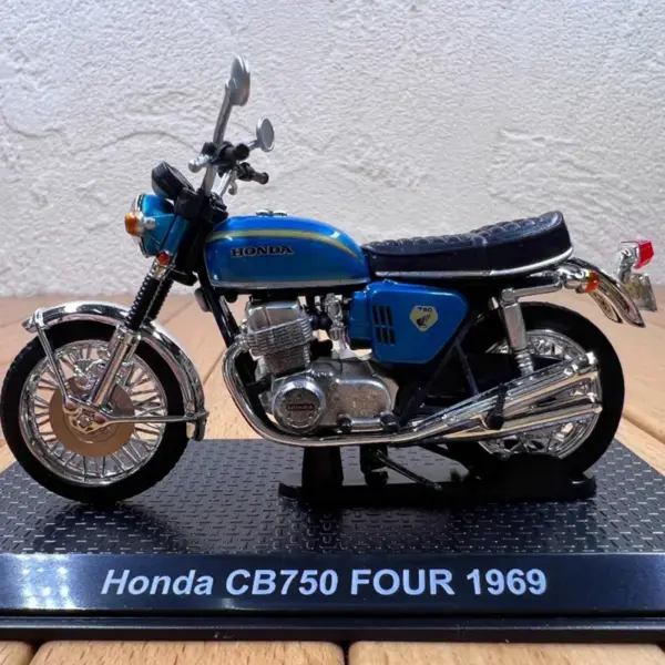 1969 CB750 Classic Motorcycle Diecast Model - Image 2