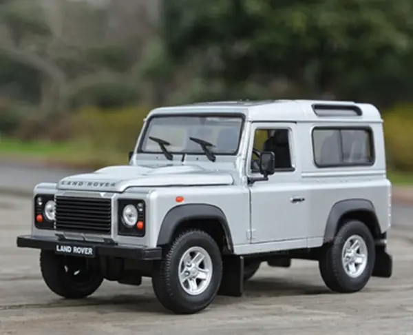 WELLY 1:24 Land Rover Defender Diecast Model - Image 8