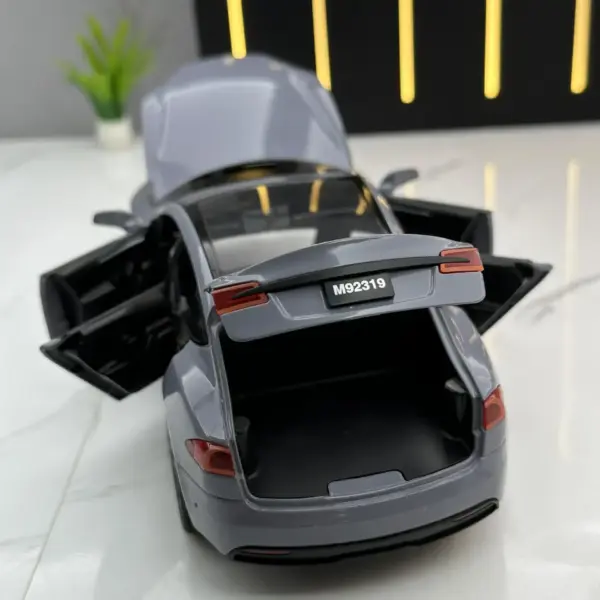 1:24 Tesla Model S Diecast Car Model - Image 5