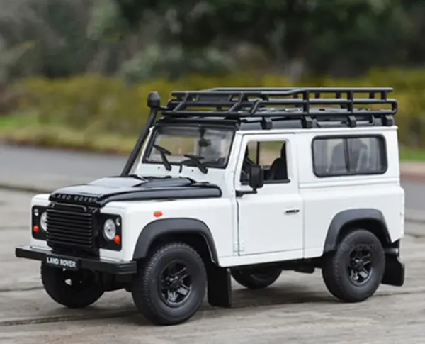 WELLY 1:24 Land Rover Defender Diecast Model - Image 9