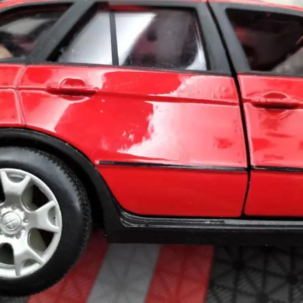BMW X5 SUV 1:24 Model with Flaws - Image 6