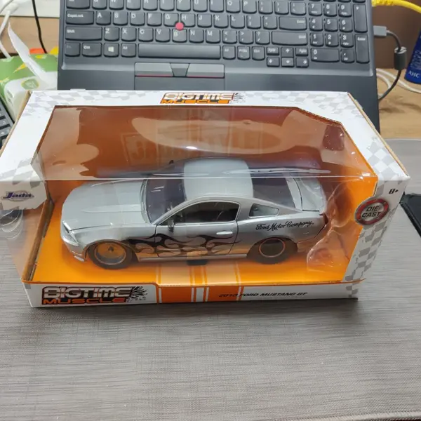 1:24 Scale 2010 Mustang GT Diecast Model Car - Image 3