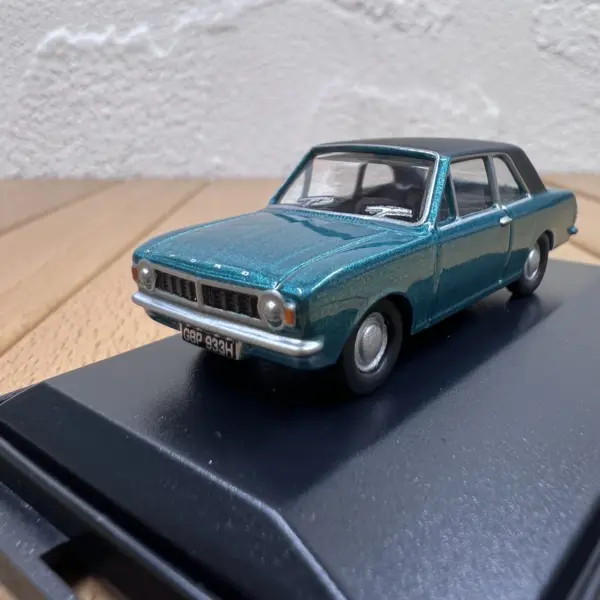 Diecast Alloy 1:76 Cortina Vintage Car Model - Image 7