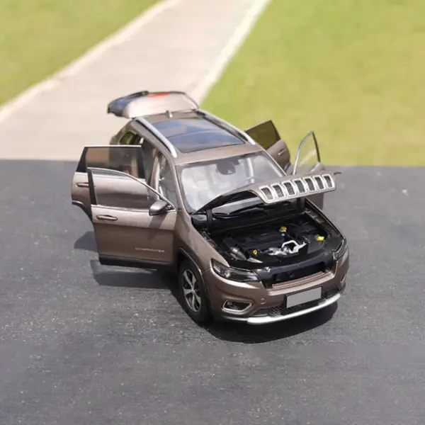 2020 Cherokee Diecast 1:18 Scale Model SUV - Image 6