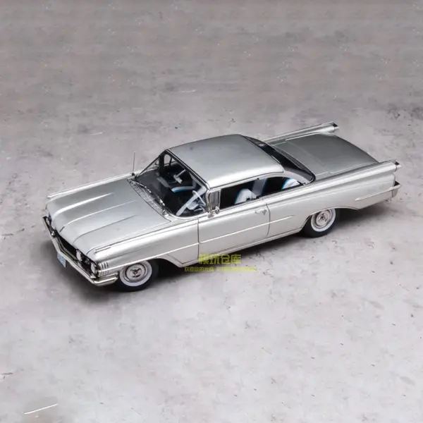 Diecast 1:18 Oldsmobile 98 Sedan Model - Image 3