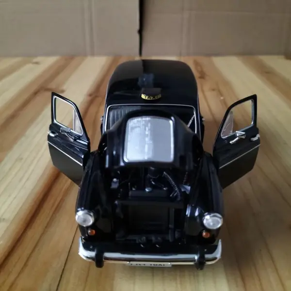 Defective 1:24 London Austin FX4 Taxi Model - Image 5