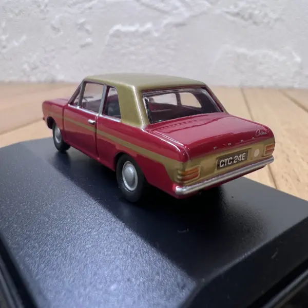 Diecast Alloy 1:76 Cortina Vintage Car Model - Image 5