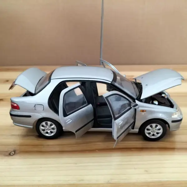 Flawed 1:18 Scale Fiat Siena Model Car - Image 5