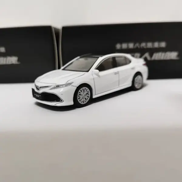 1:64 Scale Toyota Camry Diecast Model Car - Image 4
