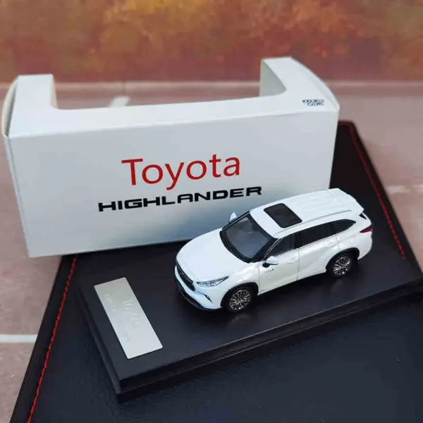 Toyota Highlander 1/64 Scale Diecast Model Lock - Image 2