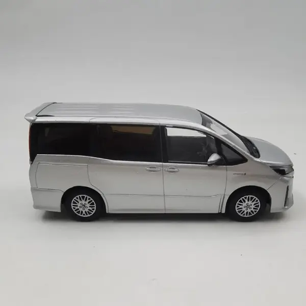 1/30 Scale Diecast Alloy NOAH MPV Model Car - Image 9