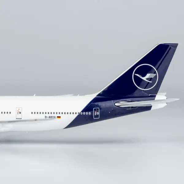 Lufthansa Boeing 747-8 Diecast Model 1:400 - Image 6