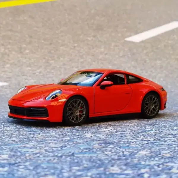 1:24 Porsche 911 Carrera 4S Diecast Model - Image 3