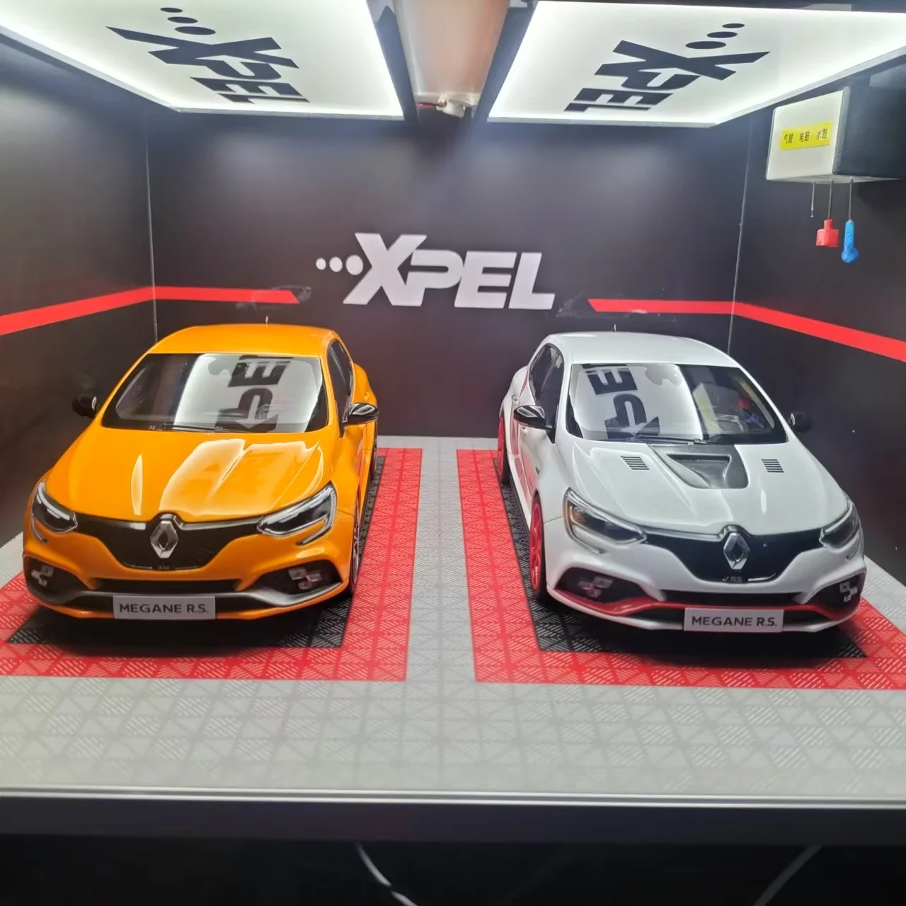 1:18 Scale Renault Megane R.S Trophy-R Model 2 1:18 Scale Renault Megane R.S Trophy-R Model - Image 2