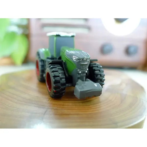 Fendt 1050 Tractor Keychain Green 1:128 Scale - Image 2