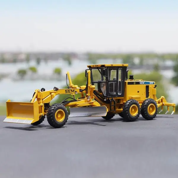 1:35 Scale SEM919 Grader Diecast Model Truck - Image 5