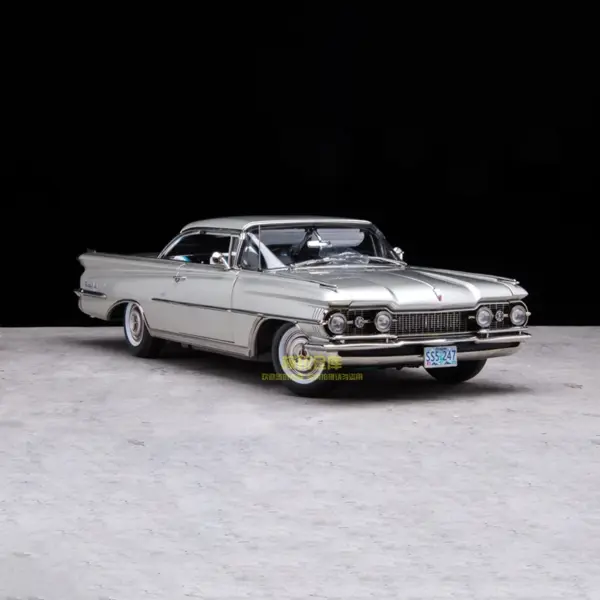 Diecast 1:18 Oldsmobile 98 Sedan Model - Image 2