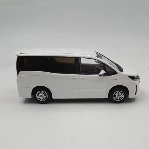 1/30 Scale Diecast Alloy NOAH MPV Model Car - Image 3