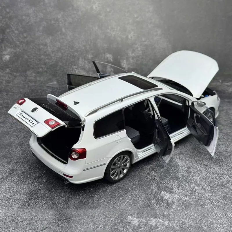Volkswagen Passat R36 1:18 Alloy Model Car 6 Volkswagen Passat R36 1:18 Alloy Model Car - Image 6
