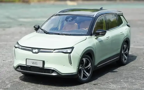 1:18 Scale WeiMa W6 EV Alloy Car Model - Image 3