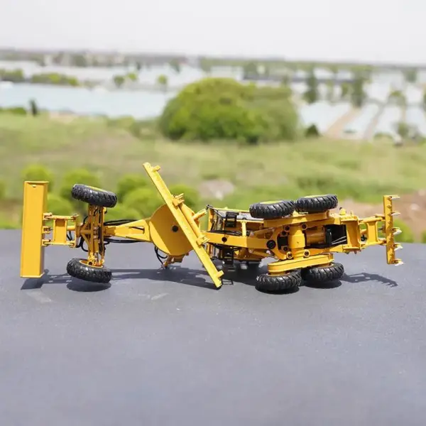 1:35 Scale SEM919 Grader Diecast Model Truck - Image 4