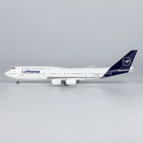 Lufthansa Boeing 747-8 Diecast Model 1:400 - Image 2