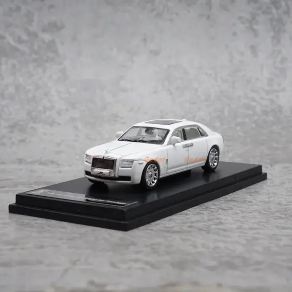 1:64 Scale Diecast Rolls-Royce Luxury Sedan - Image 5