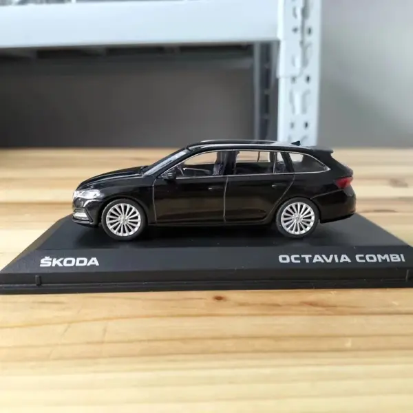 Skoida Octavia Combi 1:43 Scale Diecast Model - Image 4