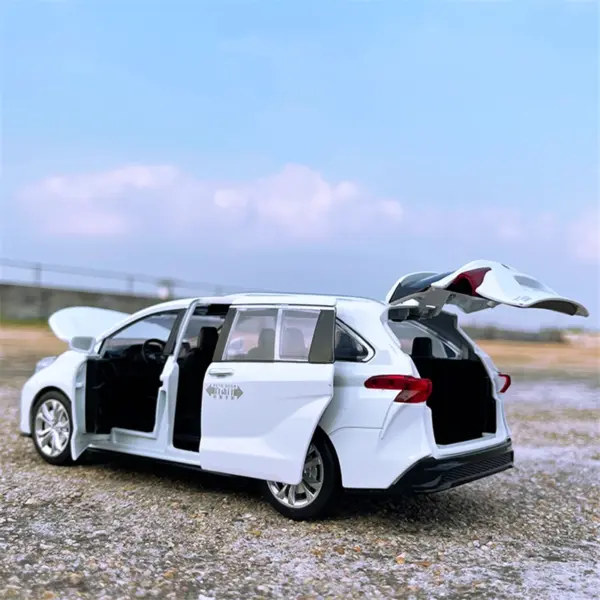 1:24 Granvia MPV Alloy Diecast Car Model - Image 6
