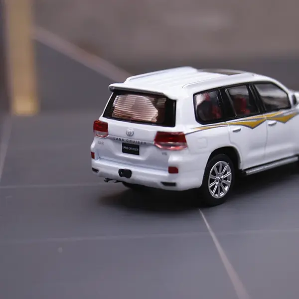 1/64 Scale Toyota Land Cruiser LC200 Model - Image 6