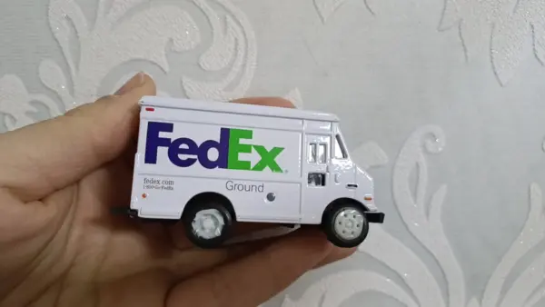 Diecast Alloy FedEx Car Model Replica - Image 2