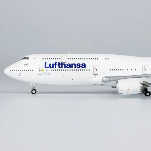 Lufthansa Boeing 747-8 Diecast Model 1:400 - Image 5