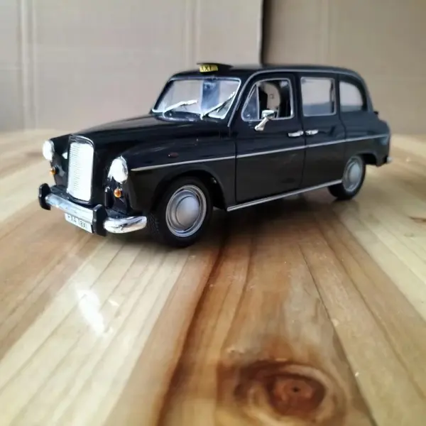 Defective 1:24 London Austin FX4 Taxi Model - Image 2