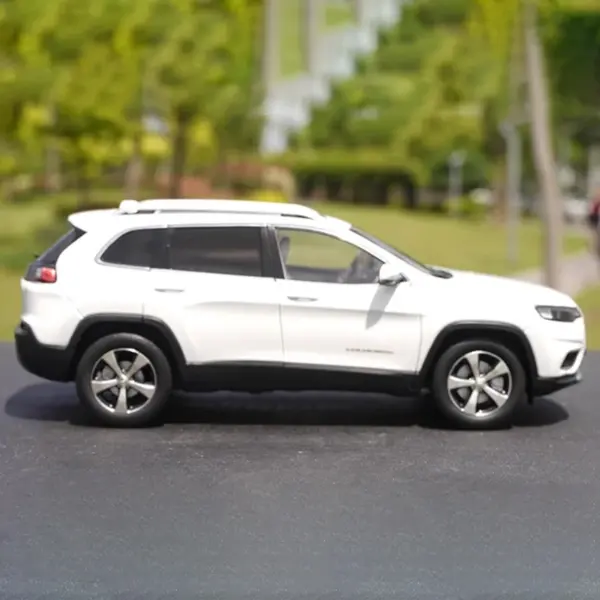2020 Cherokee Diecast 1:18 Scale Model SUV - Image 4