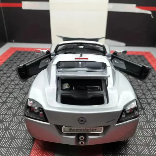 1:18 Scale Defective Opel Speedster Model Car - Image 6