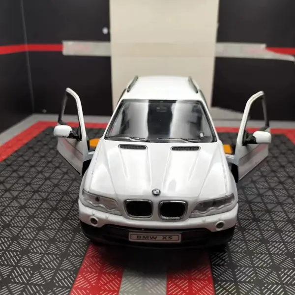 BMW X5 SUV 1:24 Model with Flaws - Image 5