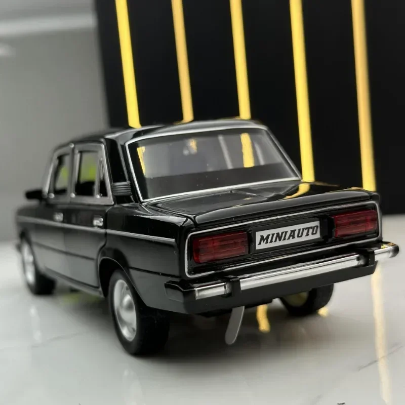1:24 Scale LADA Vintage Diecast Car Model 4 1:24 Scale LADA Vintage Diecast Car Model - Image 4