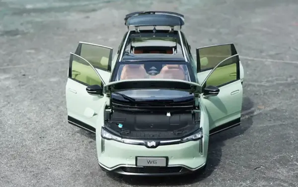 1:18 Scale WeiMa W6 EV Alloy Car Model - Image 4