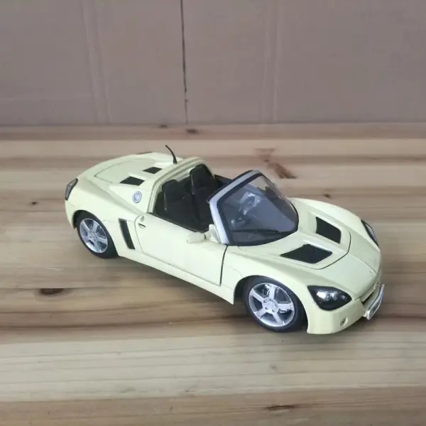 1:18 Scale Defective Opel Speedster Model Car - Image 7