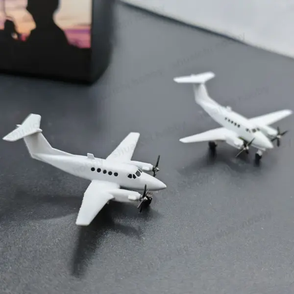 2PCS 1/350 Scale B200 King Air Model - Image 5